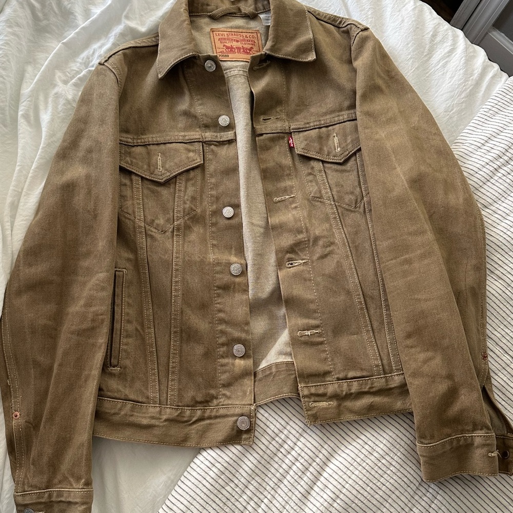 LEVIS women’s olive denim trucker jacket. Size M. Gently used.
